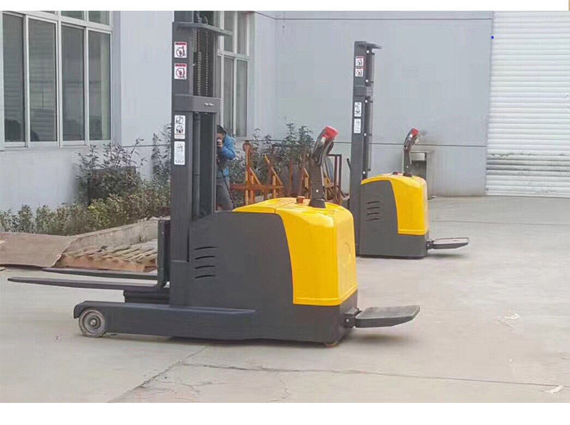 前移式電動堆垛車3