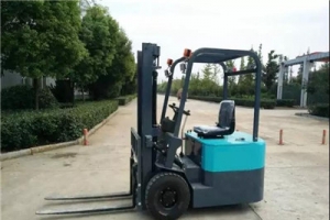 為什么三輪全電動叉車會腐蝕生銹？