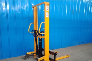 單門(mén)架手動(dòng)堆高車兩大相關(guān)問(wèn)題!