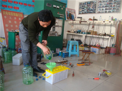 電動(dòng)堆高叉車