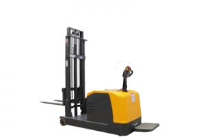 全電動(dòng)堆高車(chē)生產(chǎn)廠(chǎng)家操作堆高車(chē)要注意什么