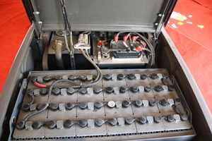 為什么小型電動叉車蓄電池要加蒸餾水？