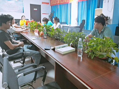 電動(dòng)叉車(chē)廠家