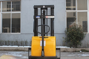 裝配半電動堆高車的起重鏈條需要注意什么？