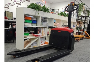 全電動(dòng)搬運(yùn)車蓄電池的極板為什么會(huì)出現(xiàn)問題？