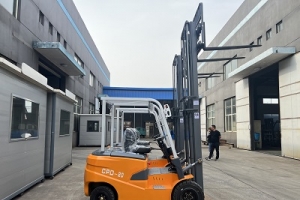 四輪電動叉車：高效、環保的現代物料搬運解決方案