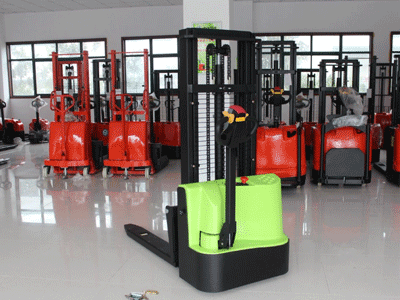 2種不同步行式電動堆高車詳細介紹！