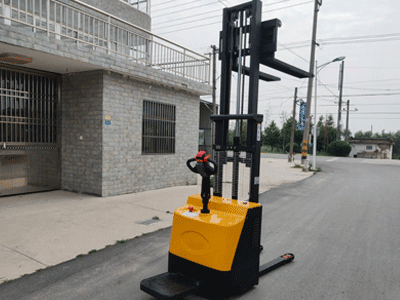 安全性能之選 新牛盾站駕式全電動堆高車超給力