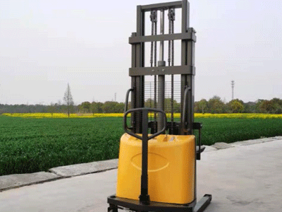 新牛盾半電動堆高車