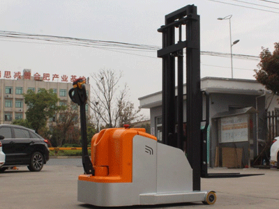 新牛盾叉車展示