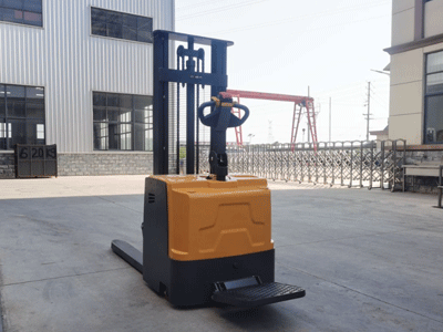 新牛盾站駕式堆高車