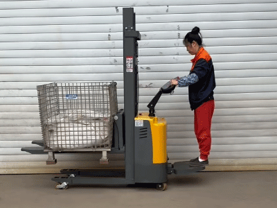 新牛盾站駕式電動雙托盤堆垛車比普通堆垛車更好!