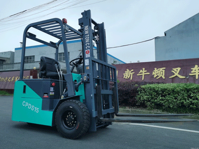 全電動三支點叉車為什么適配食品生產倉庫?