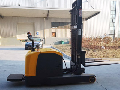 窄通道前移堆高車