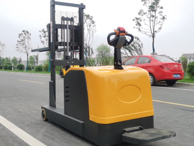 拒絕溢價!且看新牛盾4米升高站駕式平衡重堆高車