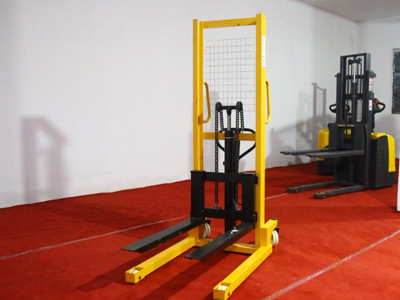 1-2噸手動液壓堆高車現貨供應