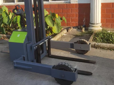 戶外泥濘路用什么電動堆高車?當然是越野式叉車