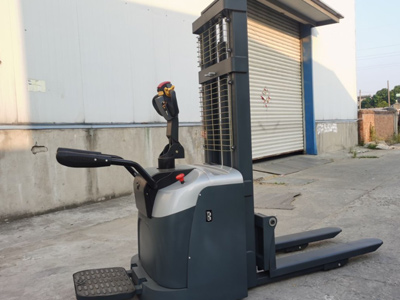 小型站駕前移堆高車多少錢一臺(tái)?江蘇廠家分享