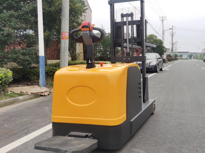 站駕式平衡重堆高車