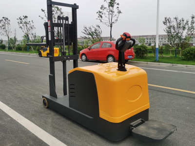 中小車間怎樣選擇站駕式平衡重堆高車?