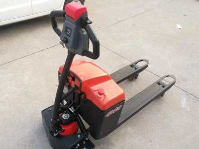 步行式全電動搬運車哪家好？新牛頓叉車閃亮登場