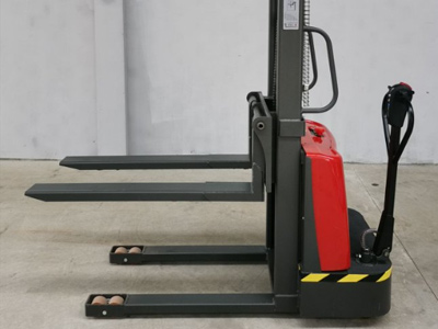 不懂就問 步行式電動堆高車能用幾年?