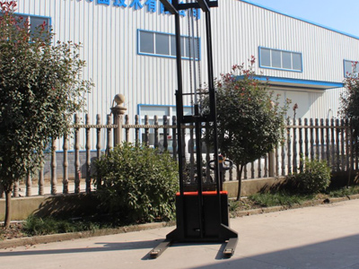 窄通道用什么堆高車合適?步行式跨腿堆高車就很不錯