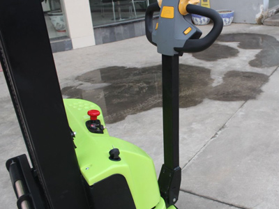 叉車(chē)生產(chǎn)制造廠家：江蘇省新牛盾叉車(chē)很給力