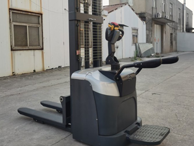 貨架上料站駕式堆高車應該怎么操作?