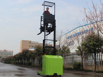 新牛盾三向堆垛車