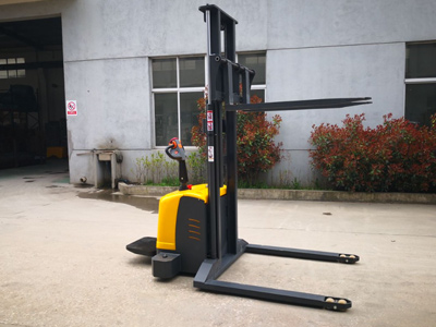 新牛盾非標定制站駕式電動堆高車靠譜嗎?