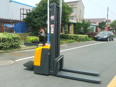 2026年電動(dòng)堆高車安全操作規(guī)范一覽