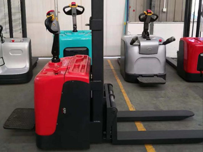 小型倉庫堆高車推薦:站駕式全電動堆高車好用省心