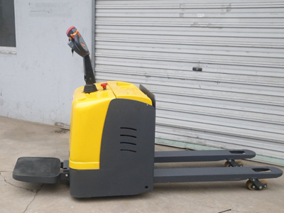 想讓電動托盤車耐用？日常保養(yǎng)要做到位