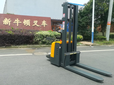 雙托盤堆垛機(jī)生產(chǎn)廠家支持定制嗎？新牛盾提供服務(wù)